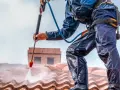 Profesjonalne mycie dachu ciśnieniowe. Sprawdź, jaka jest mycie dachu cena i odzyskaj blask swojej nieruchomości.