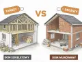 Porównanie kosztów budowy domu: szkieletowy (tańszy) vs murowany (droższy). Ilustracja pokazuje etapy budowy obu typów domów.