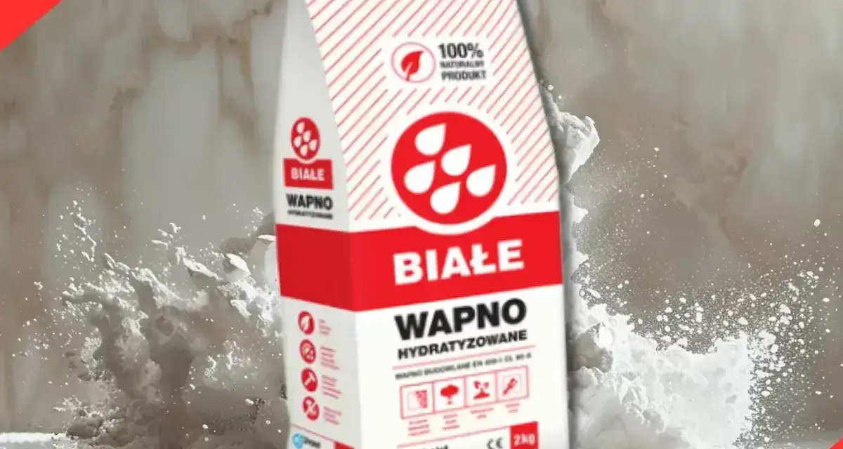 Białe wapno hydratyzowane w worku, otoczone chmurą pyłu. Idealne do prac budowlanych.