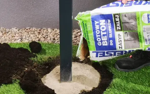 Gotowy beton do słupków ogrodzeniowych w worku, gotowy do użycia. Wsypujesz, zalewasz wodą i gotowe!