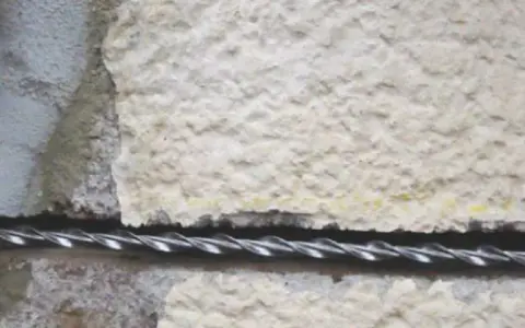 Kotwy spiralne do spinania muru – skuteczne wzmocnienie ścian ceglanych