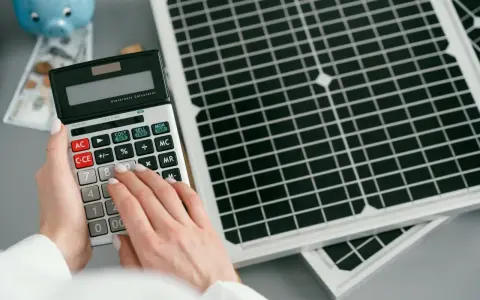 Kalkulacja opłacalności magazynu energii przy panelach słonecznych.