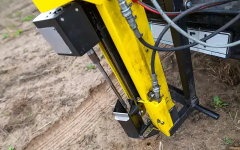 Żółta maszyna do badania gruntu, kluczowa dla określenia badania geotechniczne gruntu cena.