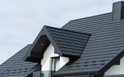 Nowy, ciemnoszary dach z blachodachówki. Zastanawiasz się nad ceną robocizny dachu za m2?