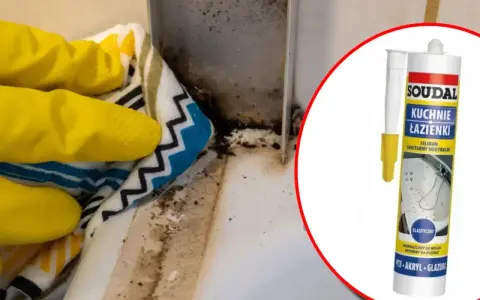 Rękawiczki i ściereczka czyszczą pleśń przy wannie. Obok tubka z napisem "Soudal Kuchnie Łazienki Silikon Sanitarny Neutralny".