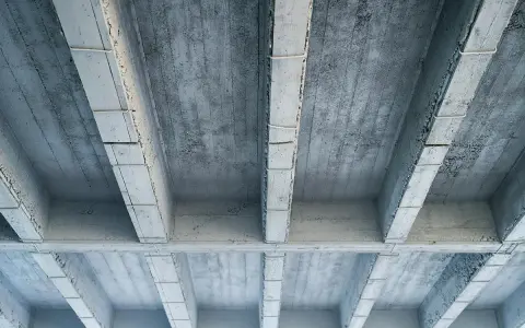 Betonowe belki stropowe, tworzące siatkę. Czy to najtańszy strop?