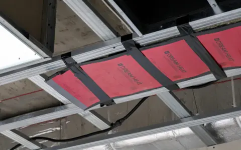Instalacja ogrzewania na podczerwień pod sufitem podwieszanym. Czy ogrzewanie na podczerwień jest szkodliwe? To nowoczesne rozwiązanie grzewcze.