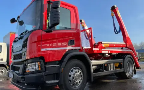 Czerwony hakowiec Scania gotowy do pracy. Sprawdź, jaka jest aktualna gruz cena i zamów wywóz!