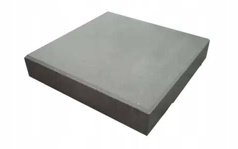 Szara płyta chodnikowa 50x50 cm. Zastanawiasz się, ile waży płyta chodnikowa 50x50?