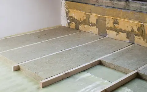 Ocieplenie stropu wełną mineralną, przygotowanie podłogi na poddaszu.