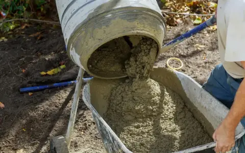 Beton B20 wylewany z betoniarki do taczki. Właściwe proporcje składników zapewniają jego wytrzymałość.