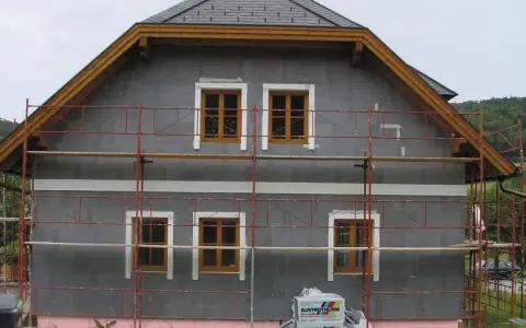 Dom w trakcie ocieplania styropianem Austrotherm. Niska wartość współczynnika przewodzenia ciepła zapewni komfort i oszczędność.