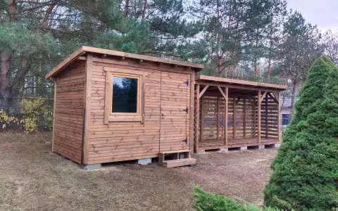 Drewniana altana i domek narzędziowy na działce rekreacyjnej. Idealne miejsce na wypoczynek i przechowywanie.