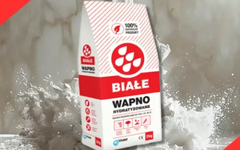 Białe wapno hydratyzowane w worku, otoczone chmurą pyłu. Idealne do prac budowlanych.