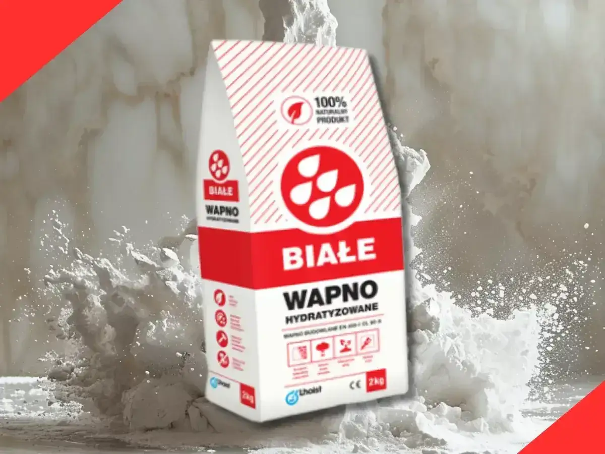 Białe wapno hydratyzowane w worku, otoczone chmurą pyłu. Idealne do prac budowlanych.